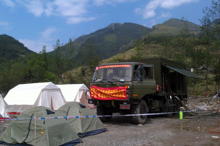 北京三興汽車(chē)膜處理淨(jìng)水車(chē)三臺(tái)抵達(dá)蘆山災(zāi)區(qū) 新材料技術(shù)助力抗震救援